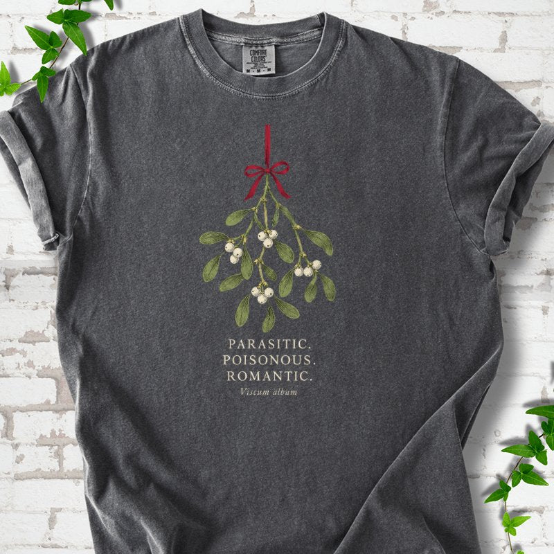 Mistletoe Herbarium With Red Ribbon T-Shirt in Pepper – PlotlyGarden