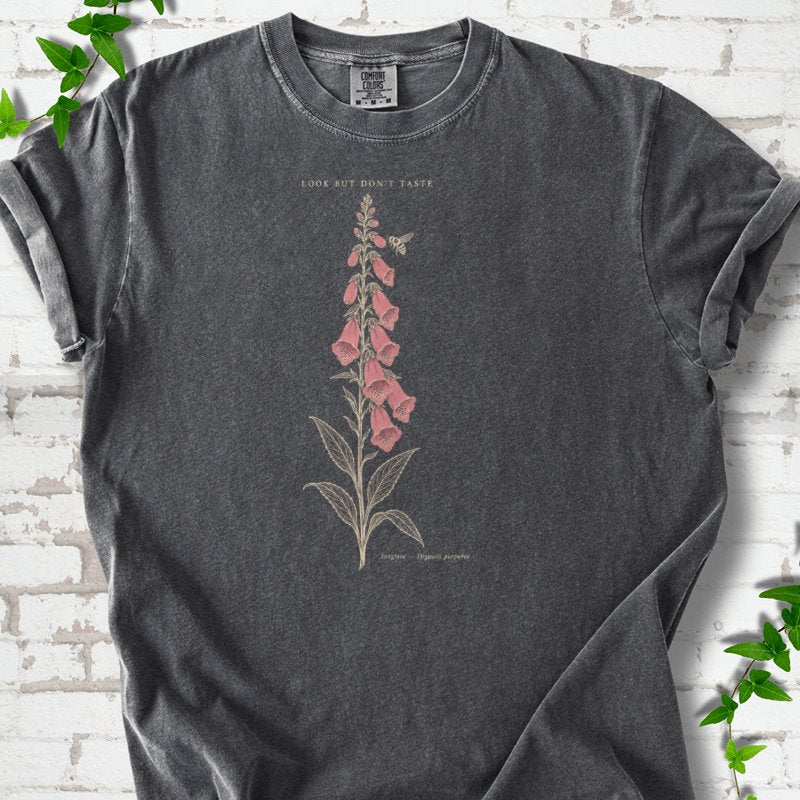 Pink Foxglove And Bee Botanical Quote T-Shirt in Pepper – PlotlyGarden